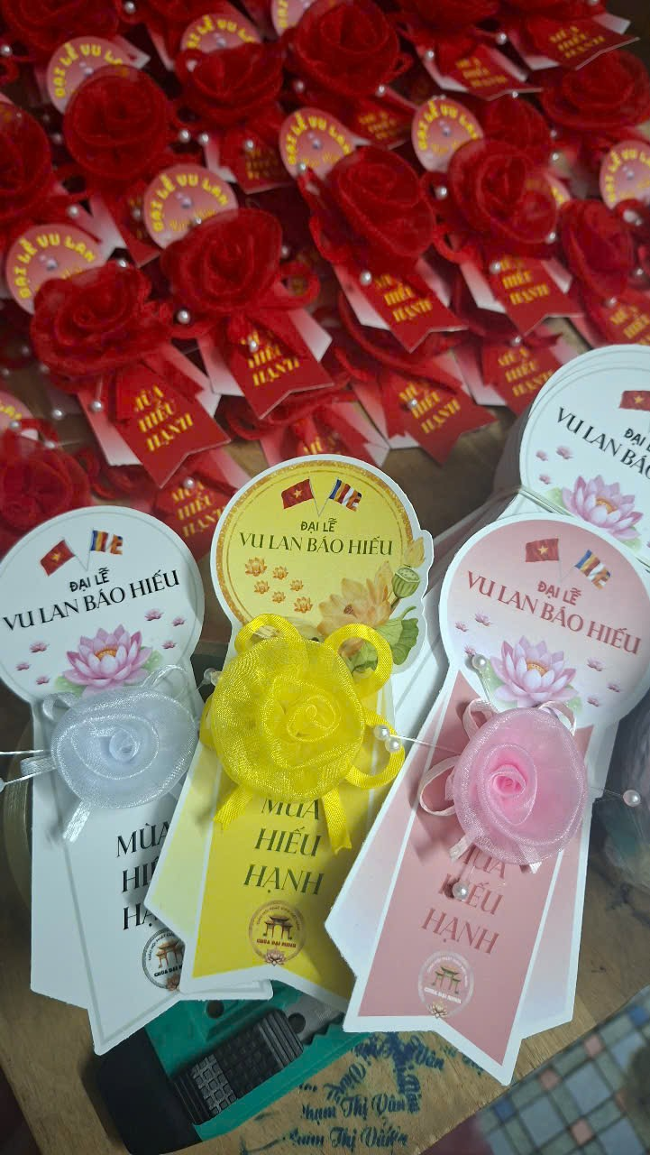 BÔNG HỒNG CÀI ÁO VU LAN – BIỂU TƯỢNG CỦA LÒNG HIẾU THẢO VÀ GIÁ TRỊ GIA ĐÌNH TRONG VĂN HÓA VIỆT - Ảnh 4